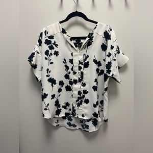 Ann Taylor white and black floral v neck short sleeve blouse size large